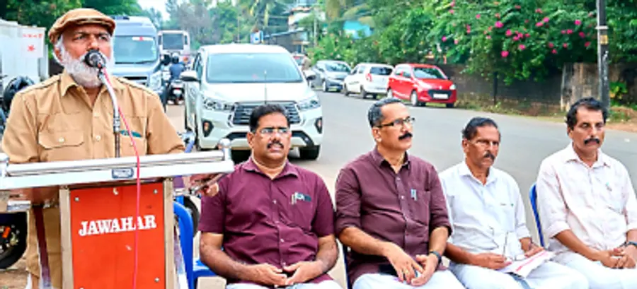 സിപിഐ എം നീലേശ്വരത്ത് നടത്തിയ പ്രതിഷേധയോഗം ജില്ലാ സെക്രട്ടറി എം രാജഗോപാലൻ ഉദ്ഘാടനംചെയ്യുന്നു