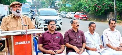 സിപിഐ എം നീലേശ്വരത്ത് നടത്തിയ പ്രതിഷേധയോഗം ജില്ലാ സെക്രട്ടറി എം രാജഗോപാലൻ ഉദ്ഘാടനംചെയ്യുന്നു