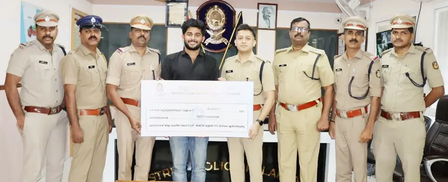 സൈബർ തട്ടിപ്പിലൂടെ നഷ്​ടപ്പെട്ട തുക തിരിച്ചുപിടിച്ച്​ പരാതിക്കാരന് ജില്ലാ പൊലീസ് മേധാവി കൈമാറുന്നു  (ചെക്ക് പ്രതീകാത്മകം )