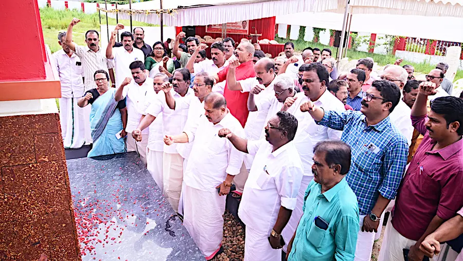 പി കെ കുഞ്ഞച്ചൻ അനുസ്മരണദിനത്തിൽ ആലപ്പുഴ വലിയ ചുടുകാട്ടില് സിപിഐ എം ജില്ലാ സെക്രട്ടറി ആർ നാസർ പുഷ്പാർച്ചന നടത്തുന്നു