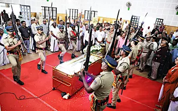 അന്തരിച്ച പ്രാദേശിക ചരിത്രകാരൻ കല്ലേലി രാഘവൻപിള്ളയ്ക്ക് പൊലീസ് ഗാർഡ് ഓഫ് ഓണർ നൽകുന്നു