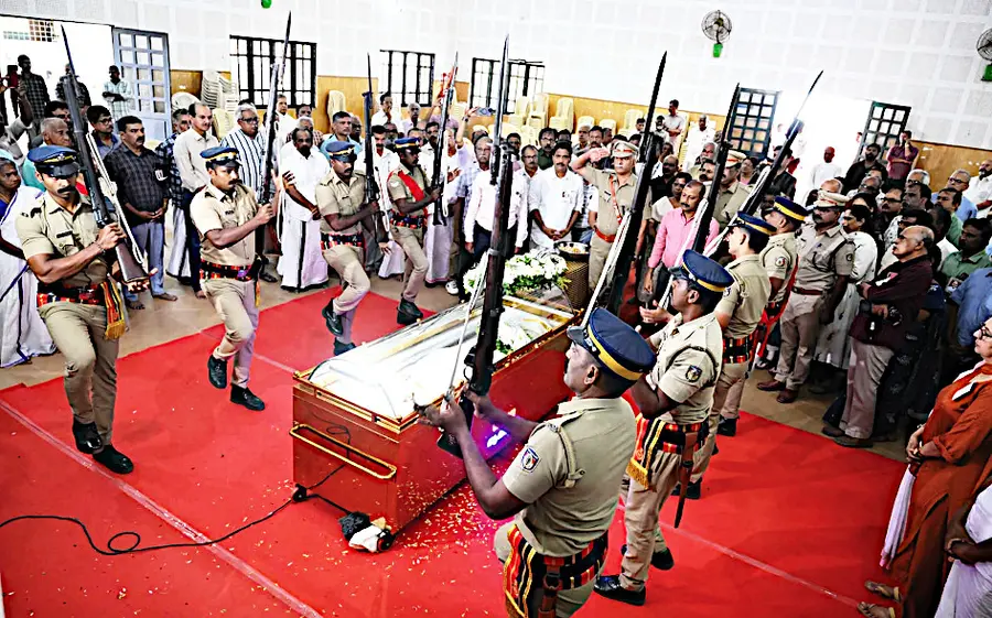 അന്തരിച്ച പ്രാദേശിക ചരിത്രകാരൻ കല്ലേലി രാഘവൻപിള്ളയ്ക്ക് പൊലീസ് ഗാർഡ് ഓഫ് ഓണർ നൽകുന്നു