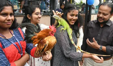 കൊല്ലം ശ്രീനാരായണ കോളേജിൽ സംഘടിപ്പിച്ച പെറ്റ് ഫെസ്റ്റിവലിൽ ഇംഗ്ലീഷ് ബാന്റം കോഴിയും ഗ്രീൻ ഇഗ്വാനയുമായി വിദ്യാർഥിനികൾ                                                                                                                                                    ഫോട്ടോ: എം എസ് ശ്രീധർലാൽ
