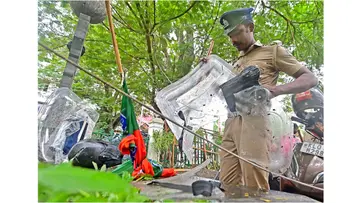 യുവമോർച്ചക്കാർ തകർത്ത ഷീൽഡുകൾ മാറ്റുന്ന പൊലീസ് ഉദ്യോഗസ്ഥൻ 