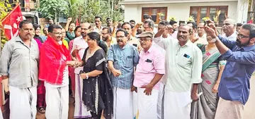 ജില്ലാ പഞ്ചായത്ത് ഡിവിഷൻ എൽഡിഎഫ് സ്ഥാനാർഥി രവീന്ദ്രൻ കുന്നോത്തിന് മൊകേരി പാറേമ്മലിൽ നൽകിയ സ്വീകരണം