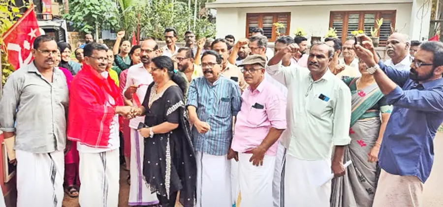 ജില്ലാ പഞ്ചായത്ത് ഡിവിഷൻ എൽഡിഎഫ് സ്ഥാനാർഥി രവീന്ദ്രൻ കുന്നോത്തിന് മൊകേരി പാറേമ്മലിൽ നൽകിയ സ്വീകരണം