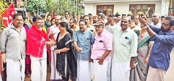 ജില്ലാ പഞ്ചായത്ത് ഡിവിഷൻ എൽഡിഎഫ് സ്ഥാനാർഥി രവീന്ദ്രൻ കുന്നോത്തിന് മൊകേരി പാറേമ്മലിൽ നൽകിയ സ്വീകരണം