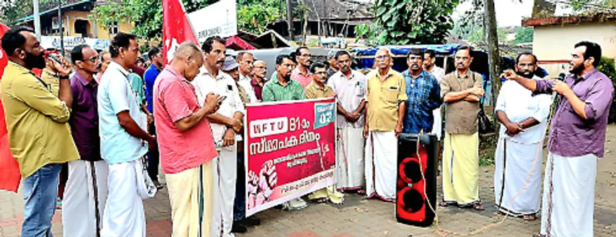 ഡബ്ല്യുഎഫ്ടിയു സ്ഥാപിത ദിനാചരണത്തോടനുബന്ധിച്ച് നടന്ന പൊതുയോഗം സിഐടിയു ജില്ലാ ജനറൽ സെക്രട്ടറി പി മണിമോഹനൻ ഉദ്ഘാടനംചെയ്യുന്നു