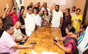 ആലപ്പുഴ നഗരസഭാധ്യക്ഷ മോളി ജേക്കബിനെ എൽഡിഎഫ് കൗൺസിലർമാർ ചേംബറിൽ ഉപരോധിച്ചപ്പോൾ