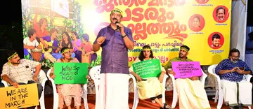 ഡിവൈഎഫ്ഐ ജില്ലാ കമ്മിറ്റി സംഘടിപ്പിച്ച "ജന്തർ മന്തർ പടരും കൊല്ലത്തും: സമരത്തെരുവിലെ പാട്ടും പറച്ചിലും' സിപിഐ എം കേന്ദ്ര കമ്മിറ്റി അംഗം കെ എൻ ബാലഗോപാൽ ഉദ്ഘാടനം ചെയ്യുന്നു