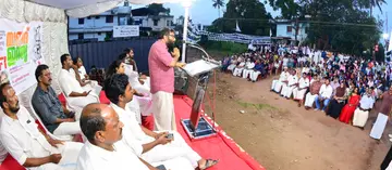 ഡിവൈഎഫ്ഐ കൊട്ടിയം ബ്ലോക്ക് കമ്മിറ്റി സംഘടിപ്പിച്ച യങ് ഇന്ത്യ ക്യാമ്പയിൻ സിപിഐ എം കേന്ദ്രകമ്മിറ്റി അംഗം പുത്തലത്ത് ദിനേശൻ ഉദ്ഘാടനം ചെയ്യുന്നു