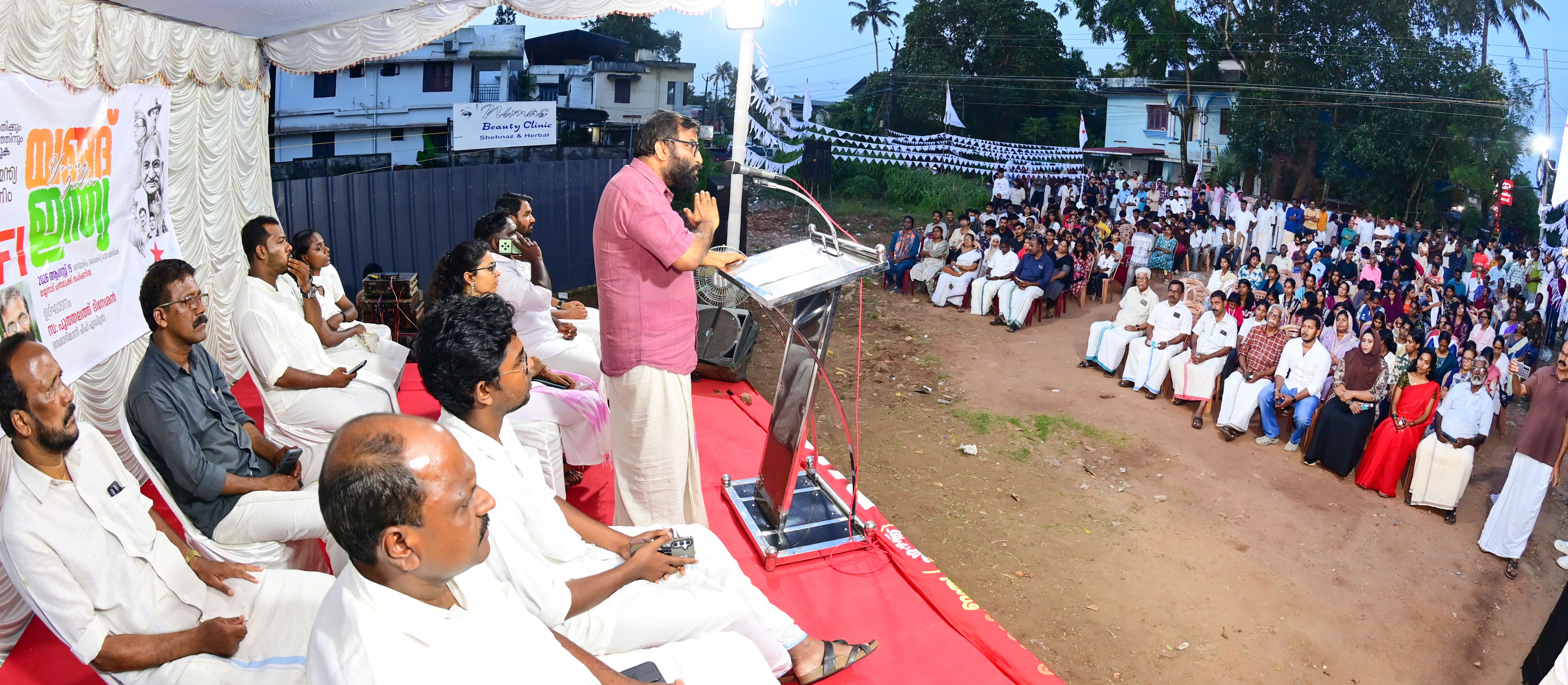 ഡിവൈഎഫ്ഐ കൊട്ടിയം ബ്ലോക്ക് കമ്മിറ്റി സംഘടിപ്പിച്ച യങ് ഇന്ത്യ ക്യാമ്പയിൻ സിപിഐ എം കേന്ദ്രകമ്മിറ്റി അംഗം പുത്തലത്ത്‌ ദിനേശൻ ഉദ്ഘാടനം ചെയ്യുന്നു   