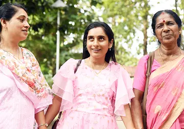 ഷിഫ്ന മറിയം അമ്മ ഷാഹിനയ്ക്കും ഭർതൃമാതാവ് മണിയമ്മയ്ക്കും ഒപ്പം
ശ്രീനാരായണഗുരു ഓപ്പൺ സർവകലാശാല സോണൽ കലോത്സവതിൽ
പങ്കെടുക്കുവാനായി എത്തിയപ്പോൾ