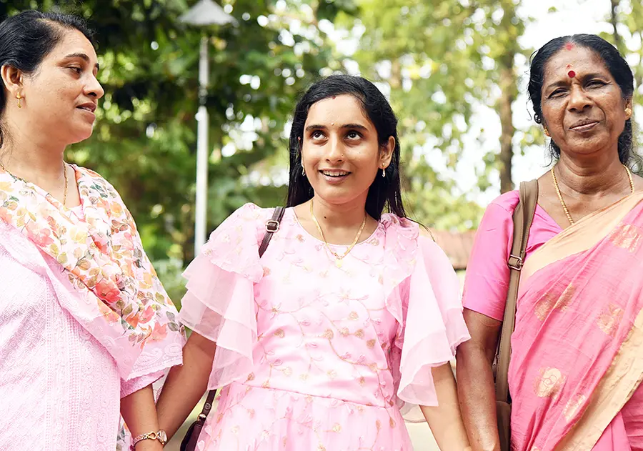 ഷിഫ്ന മറിയം അമ്മ ഷാഹിനയ്ക്കും ഭർതൃമാതാവ് മണിയമ്മയ്ക്കും ഒപ്പം
ശ്രീനാരായണഗുരു ഓപ്പൺ സർവകലാശാല സോണൽ കലോത്സവതിൽ
പങ്കെടുക്കുവാനായി എത്തിയപ്പോൾ