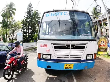 കുണ്ടറയിൽ നിന്ന് കായംകുളത്തേക്ക് പോയ പ്രിയദർശിനി സൗജന്യ യാത്ര ബസ് ബ്രേക്ക് ഡൗണായി രാമേശ്വരം ക്ഷേത്രത്തിന് മുന്നിലെ റോഡിൽ കിടക്കുന്നു