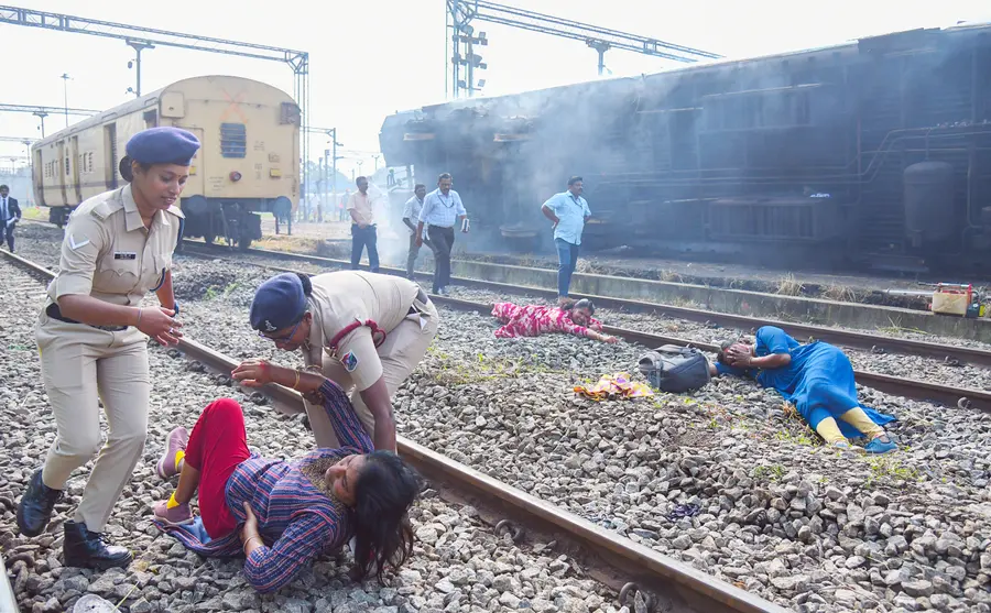 ദക്ഷിണ റെയിൽവേ കൊല്ലം റെയിൽവേ സ്റ്റേഷനിൽ നടത്തിയ മോക്ഡ്രിലാലിന്റെ ഭാഗമായി ട്രെയിൻ മറിഞ്ഞു പരിക്കേറ്റവരെ ആർ പി എഫ് ഉദ്യോഗസ്ഥർ രക്ഷിക്കുന്നു. ട്രെയിനിന്റെ ബോഗി മറിഞ്ഞ കിടക്കുന്നതും കാണാം.
