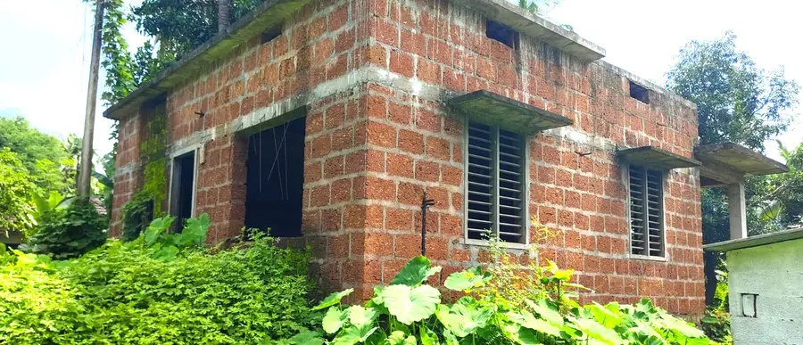 Construction work on the house being built under the 'Baiturrahma' project has been abandoned halfway.