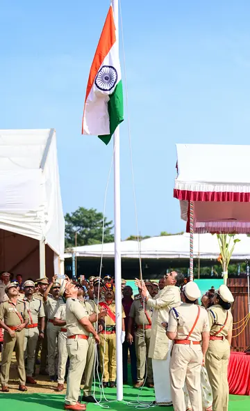 ആശ്രാമം മൈതാനത്ത് നടന്ന സ്വാതന്ത്ര്യദിനാഘോഷ പരിപാടിയില്
മന്ത്രി ഷിബു ബേബി ജോൺ പതാക ഉയര്ത്തുന്നു