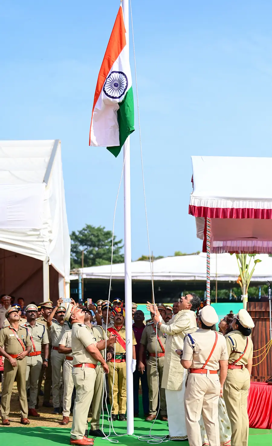 ആശ്രാമം മൈതാനത്ത് നടന്ന സ്വാതന്ത്ര്യദിനാഘോഷ പരിപാടിയില്
മന്ത്രി ഷിബു ബേബി ജോൺ പതാക ഉയര്ത്തുന്നു