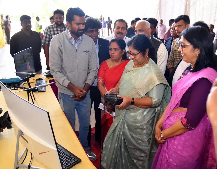 അസാപ് കേരളയും തമിഴ്‌നാട് അണ്ണാ സർവകലാശാലയുടെ സെന്റർ  ഫോർ എയ്റോസ്‌പേസ്‌ റിസർച്ച് ഡ്രോൺ സെന്റർ ഓഫ് എക്‌സലൻസും ചേർന്ന് നടത്തുന്ന ഡ്രോൺ സെന്റർ ഓഫ് എക്‌സലൻസ് പരിശീലന കേന്ദ്രത്തിന്റെ ഉദ്ഘാടനത്തിനുശേഷം ഡ്രോൺ പ്രദർശനം കാണുന്ന മന്ത്രി ആർ ബിന്ദു
