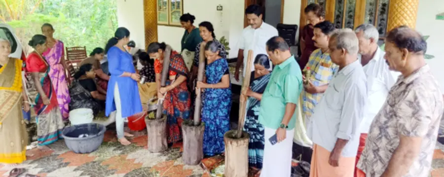 പടന്ന പഞ്ചായത്ത് ഒമ്പതാം വാർഡ് സമിതിയുടെ നേതൃത്വത്തിൽ കൊട്ടംചുക്കാദി നിർമിക്കുന്നു