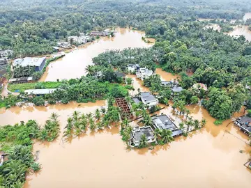 കനത്ത മഴയെത്തുടർന്ന് വെള്ളത്തിൽ മുങ്ങിക്കിടക്കുന്ന ചെങ്ങളായിയുടെ ആകാശദൃശ്യം