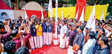 ഡിവൈഎഫ്ഐ ജില്ലാ സമ്മേളനത്തിന് തുടക്കംകുറിച്ച് പ്രതിനിധി സമ്മേളന നഗറിൽ ജില്ലാ പ്രസിഡന്റ്‌ എസ്‌ സുരേഷ്‌കുമാർ പതാക ഉയർത്തുന്നു 