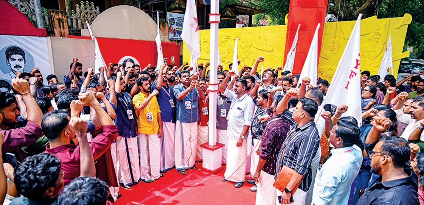 ഡിവൈഎഫ്ഐ ജില്ലാ സമ്മേളനത്തിന് തുടക്കംകുറിച്ച് പ്രതിനിധി സമ്മേളന നഗറിൽ ജില്ലാ പ്രസിഡന്റ്‌ എസ്‌ സുരേഷ്‌കുമാർ പതാക ഉയർത്തുന്നു 
