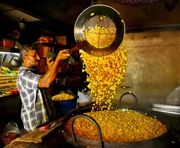 ഓണം അടുത്തതോടെ കോഴിക്കോട് തളിയില് സജീവമായ വറുത്തുപ്പേരി വിപണിയില് നിന്ന്.