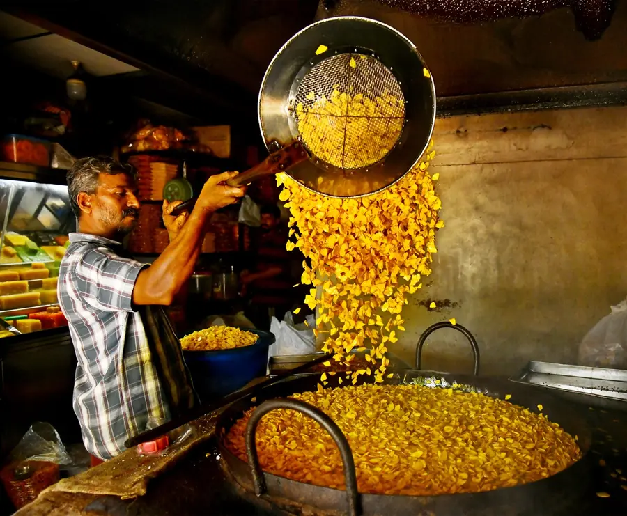 ഓണം അടുത്തതോടെ കോഴിക്കോട് തളിയില്‍ സജീവമായ വറുത്തുപ്പേരി വിപണിയില്‍ നിന്ന്.