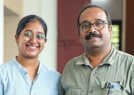 ആഷിഖ നൗഷാദിനൊപ്പം അച്ഛൻ നൗഷാദ് പത്തനാപുരം