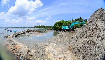 ദേശീയപാത വികസനത്തിന്റെ ഭാഗമായി പരവൂർ കായലിൽ താന്നി പൊഴികര ഭാഗത്ത് ഡ്രഡ്ജിങ് നടക്കുന്ന സ്ഥലം