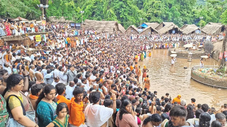 വൈശാഖ മഹോത്സവത്തിന്റെ ഭാഗമായി കൊട്ടിയൂരിൽ ശനിയാഴ്ച അനുഭവപ്പെട്ട തിരക്ക്