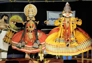 ജമയും മകൾ വൈഗയും കഥകളി അവതരിപ്പിക്കുന്നു