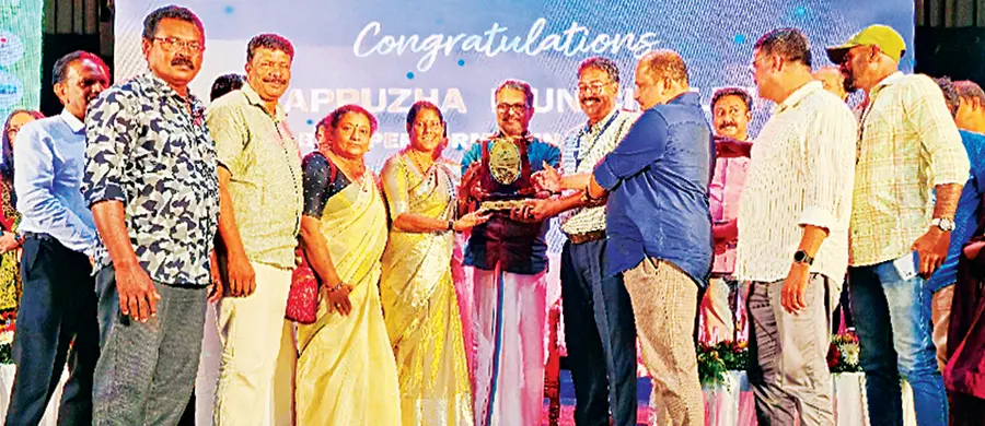 ദേശീയ ശുചിത്വ സര്വ്വെയിൽ ഒന്നാംസ്ഥാനം നേടിയ ആലപ്പുഴ നഗരസഭയക്കുള്ള ആദരം
മന്ത്രി എം ബി രാജേഷിൽനിന്ന നഗരസഭാധ്യക്ഷ കെ കെ ജയമ്മ ഏറ്റുവാങ്ങുന്നു