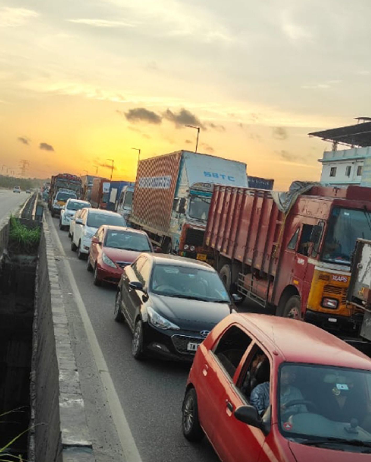 ദേശീയ പാതയിൽ വ്യാഴം വൈകിട്ട് രൂപപ്പെട്ട ഗതാഗതക്കുരുക്ക്
