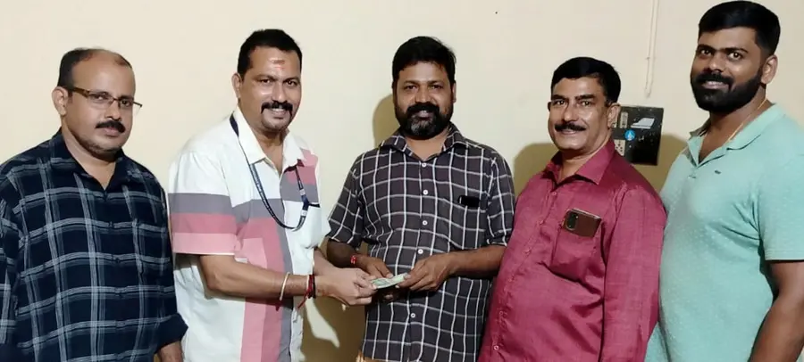 പത്തിരിപ്പാല കേരള സ്റ്റേറ്റ് ബീവറേജസ് കോർപറേഷൻ ഔട്ട്ലെറ്റിലെ
ജീവനക്കാർ വിനോദിന് പണം കൈമാറുന്നു