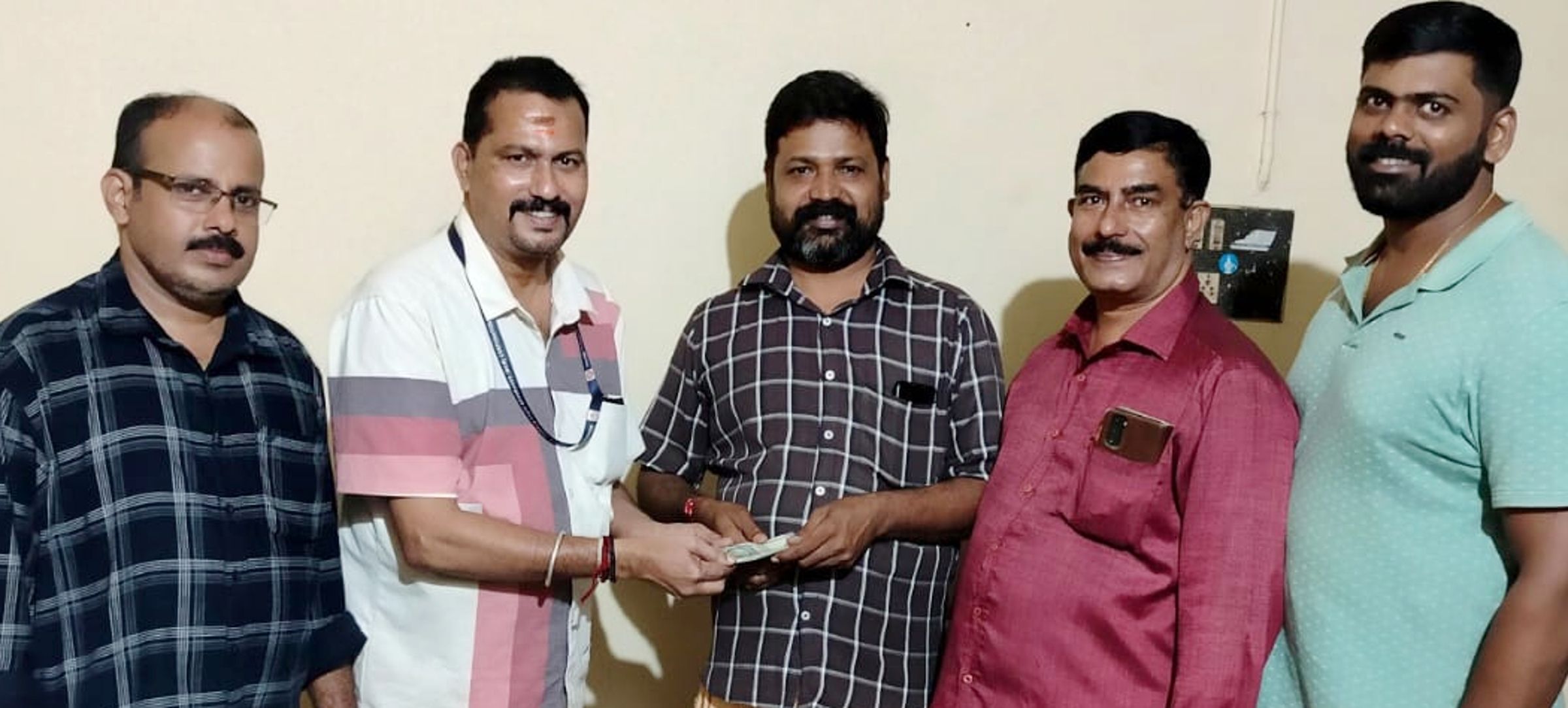 പത്തിരിപ്പാല കേരള സ്റ്റേറ്റ് ബീവറേജസ് കോർപറേഷൻ ഔട്ട്‍ലെറ്റിലെ  ജീവനക്കാർ വിനോദിന് പണം കൈമാറുന്നു