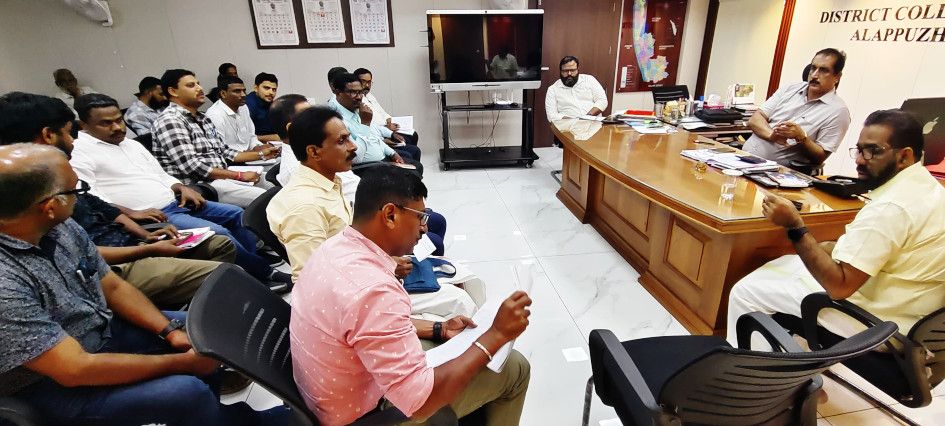 ദേശീയപാത നിർമാണവുമായി ബന്ധപ്പെട്ട പ്രശ്നങ്ങൾക്ക് പരിഹാരം കാണാൻ കലക്‌ടറുടെ ചേമ്പറിൽ വിളിച്ചുചേർത്ത യോഗം