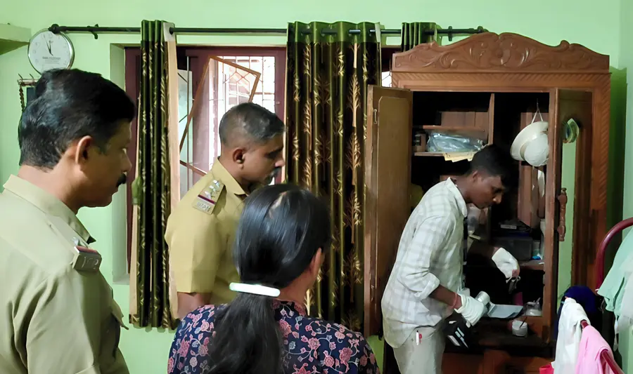 മുടപ്പല്ലൂരിൽ മോഷണം നടന്ന വീട് പൊലീസ് പരിശോധിക്കുന്നു