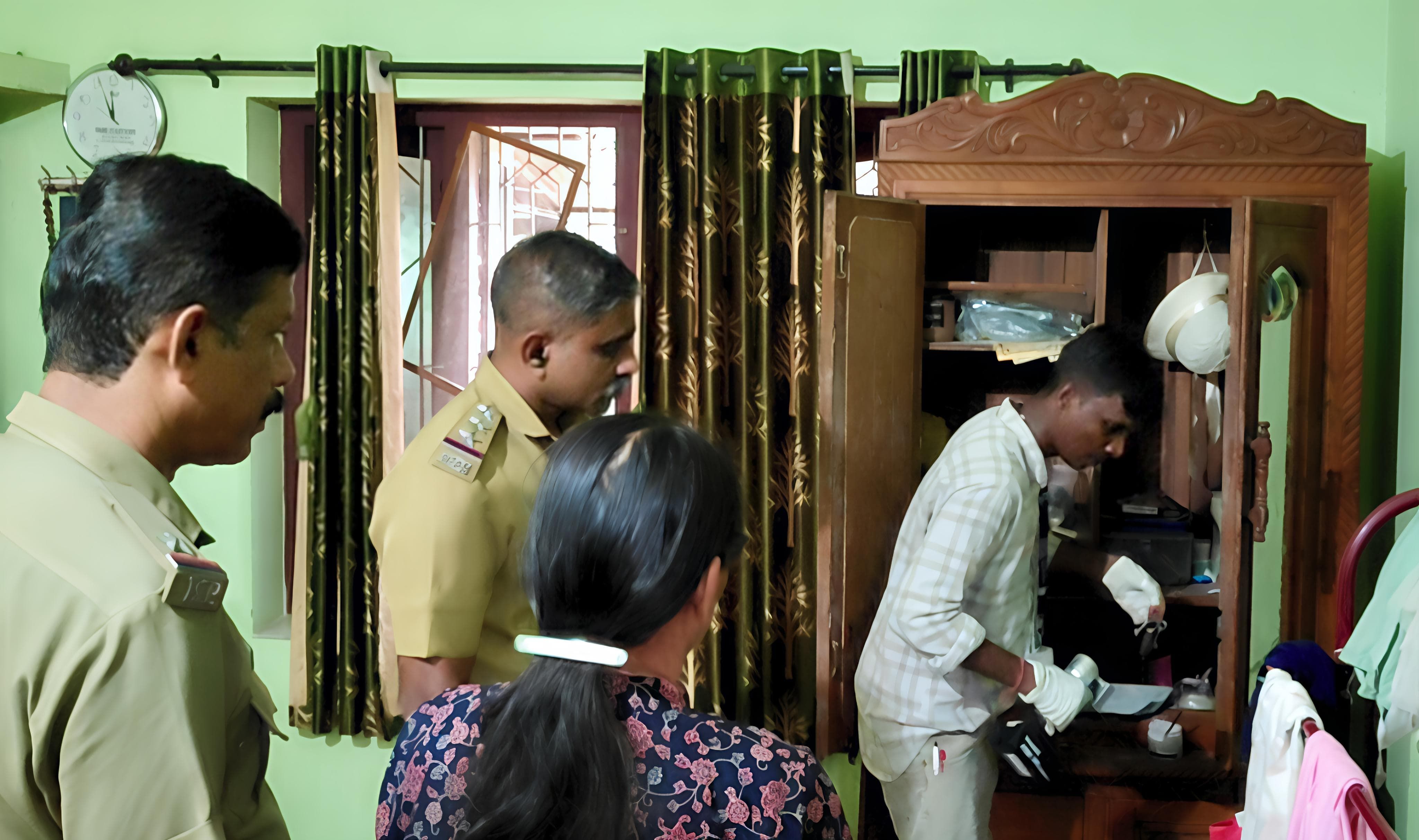 മുടപ്പല്ലൂരിൽ മോഷണം നടന്ന വീട് പൊലീസ് പരിശോധിക്കുന്നു
