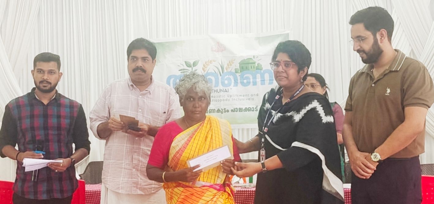 തൊഴിലുറപ്പ് ട്രൈബൽ പ്ലസ് 200 ദിനം പൂർത്തിയാക്കിയവർക്ക് സർക്കാരിന്റെ ഓണസമ്മാനമായ ആയിരം രൂപ  കലക്ടര്‍ എം എസ് മാധവിക്കുട്ടി സമ്മാനിക്കുന്നു