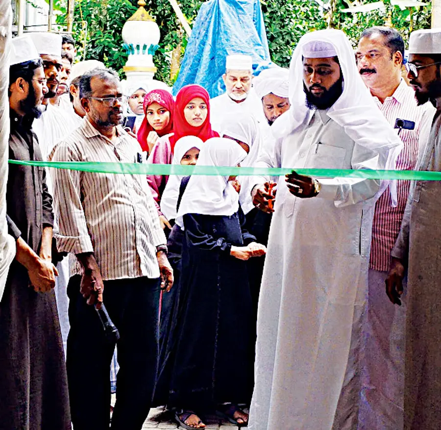 ഇന്റർ നാഷണൽ ഖുർആൻ എക്സിബിഷൻ ആദിക്കാട്ടുകുളങ്ങര
ചീഫ് ഇമാം അൻവർ മന്നാനി തൊടുപ്പുഴ ഉദ്ഘാടനംചെയ്യുന്നു