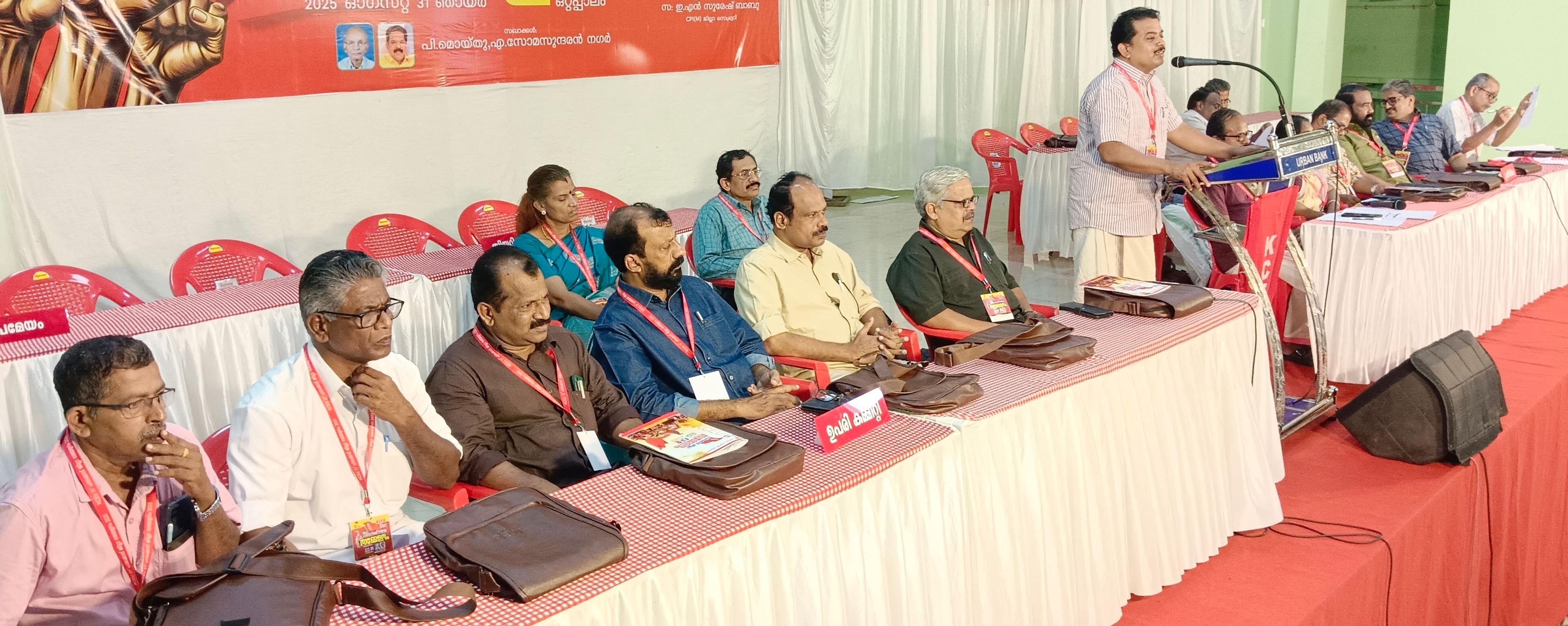 കെസിഇയു ജില്ലാ സമ്മേളനം സിഐടിയു ജില്ലാ വൈസ് പ്രസിഡന്റ്‌  കെ പ്രേംകുമാർ ഉദ്ഘാടനം ചെയ്യുന്നു