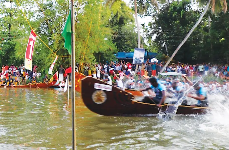 ആറാമത് ശ്രീനാരായണ എവറോളിങ് ട്രോഫിക്കുവേണ്ടിയുള്ള ആനപ്രമ്പാൽ വള്ളംകളിയിൽ നെപ്പോളിയൻ വള്ളം
ഒന്നാമതായി ഫിനിഷ് ചെയ്യുന്നു