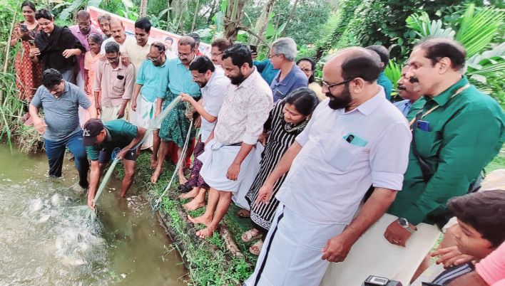 സി പി ഐ എം ജില്ലാ സെക്രട്ടറി കെ വി അബ്ദുൾ ഖാദർ വല വീശി മീൻ പിടിച്ച് മത്സ്യകൃഷി വിളവെടുപ്പ് ഉദ്ഘാടനം ചെയ്യുന്നു