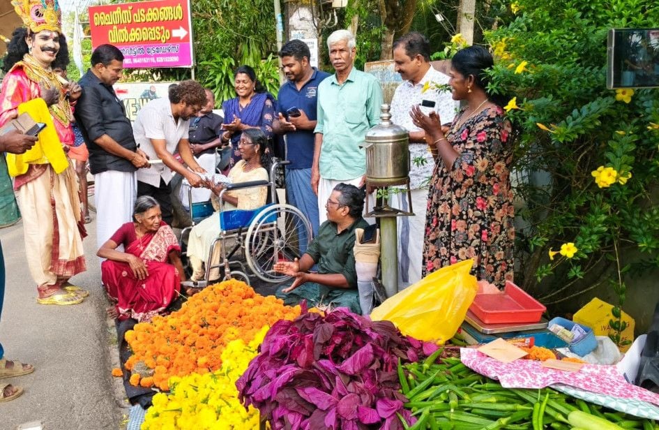 കരുതൽ കൂട്ടായ്‌മ അംഗങ്ങൾക്ക് ഓണപ്പുടവയും ലാഭവിഹിതവും  വയലിനിസ്റ്റ്‌ ഡോ. ബിജു മല്ലാരിയും കെ കെ കുമാരൻ പാലിയേറ്റീവ്  ചെയർമാൻ എസ് രാധാകൃഷ്‌ണനും ചേർന്ന് വിതരണംചെയ്യുന്നു