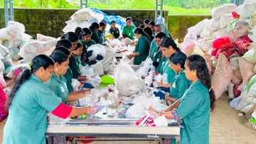പാഞ്ഞാൾ പഞ്ചായത്ത് മെറ്റീരിയൽ കളക്ഷൻ ഫെസിലിറ്റേഷൻ സെന്ററിൽ പ്ലാസ്റ്റിക് മാലിന്യം  തരംതിരിക്കുന്ന ഹരിത കർമ സേനാംഗങ്ങൾ