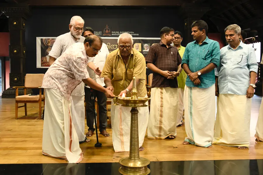 കേരള കലാമണ്ഡലത്തിൽ നടക്കുന്ന നളചരിതരസായനത്തിന്റെ ഉദ്ഘാടനം കലാമണ്ഡലം മാടമ്പി സുബ്രഹ്മണ്യൻ  നമ്പൂതിരി നിർവഹിക്കുന്നു