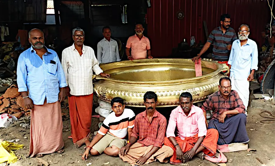 അമ്പലപ്പുഴ ശ്രീകൃഷ്ണസ്വാമി ക്ഷേത്രത്തിൽ പാൽപായസം തയ്യാറാക്കാൻ നിർമിച്ച
വാർപ്പിനൊപ്പം ശിൽപി അനന്തൻ ആചാരിയും തൊഴിലാളികളും